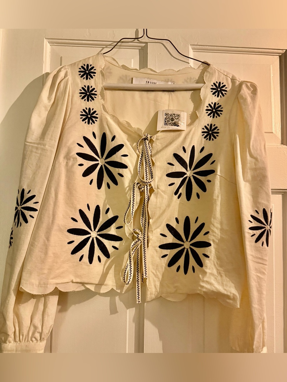 Fun NWT Navy & Cream Floral Embroidered Front Tie Top, Boho, This Season, Sz S